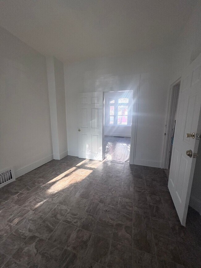 Building Photo - 1 Bedroom Apt Located in the York City