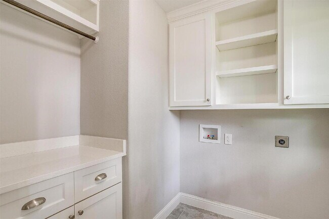 Building Photo - "Darling 3-Bedroom, 2.5-Bath Home with Elegant Upgrades!"