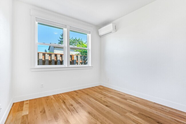 Building Photo - 4030 SE 62nd Ave