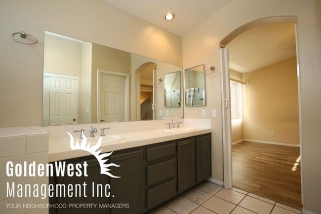 Building Photo - Elegant Cozy 3Bdm 2.5Ba Home in Las Vegas!