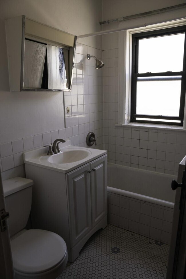 Building Photo - 4837 N Wolcott Ave