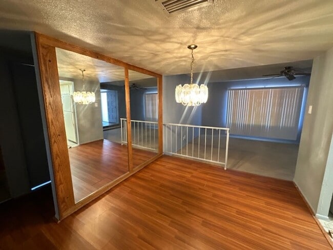 Building Photo - Spacious 3 Bedroom 2 Bathroom Home!!!