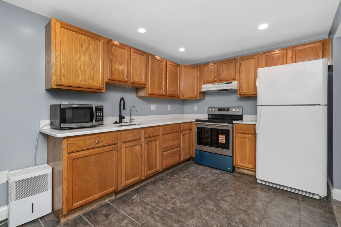 Building Photo - 2 Centre Street Ter