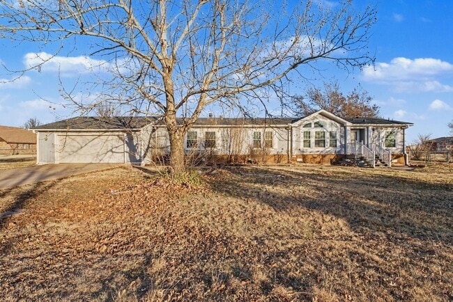 Building Photo - 3-Bed Home with Fireplace, Fenced Yard & Flexible Living Space