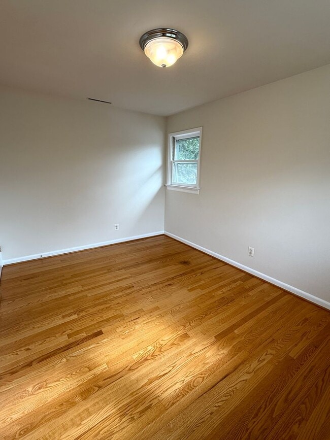 Building Photo - Bright & Spacious Home in the City