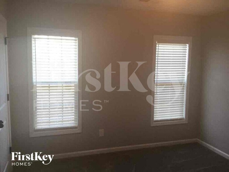 Building Photo - 320 Nelson Ln