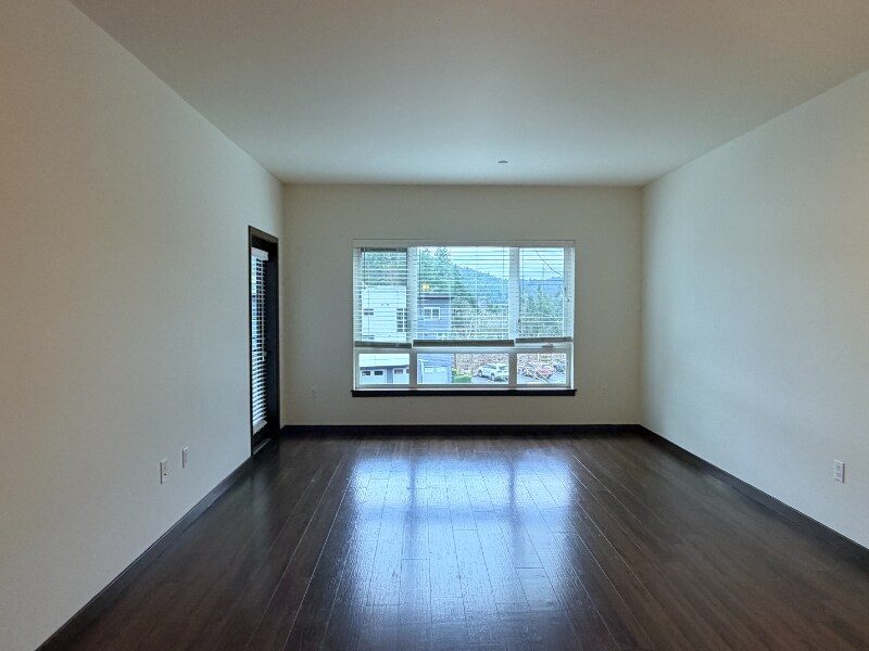 Building Photo - 580 8th Ave NE