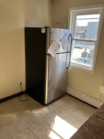 Building Photo - 302 Maple Ave