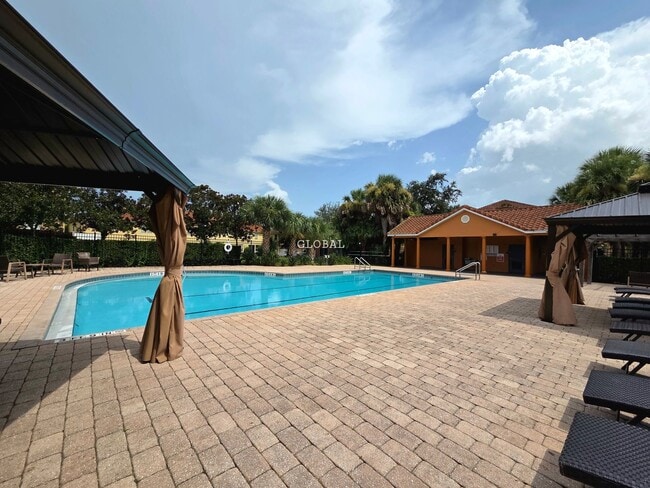 Building Photo - Three Bedroom unfurnished town house (Kiss...