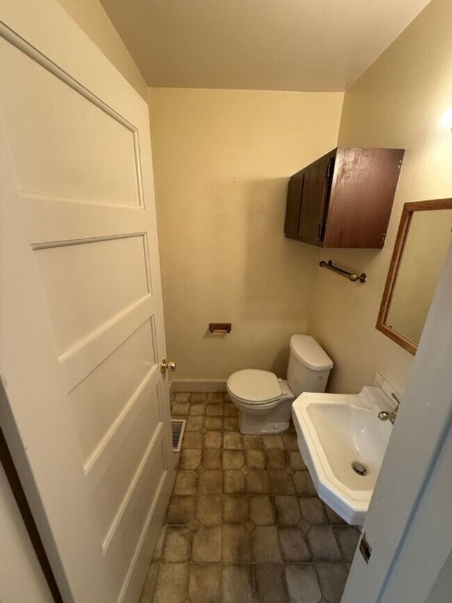 Building Photo - 3 Bedroom 1.5 Bath Downtown Dixon *STAR RENTALS