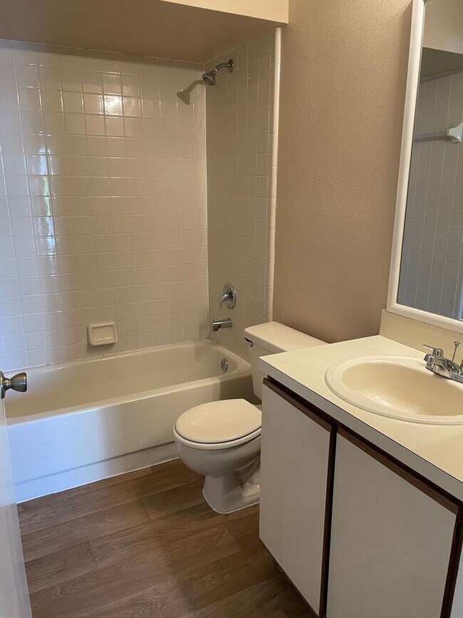 Building Photo - 1 story 3/2 in Meadow Woods with full sized washer and dryer included