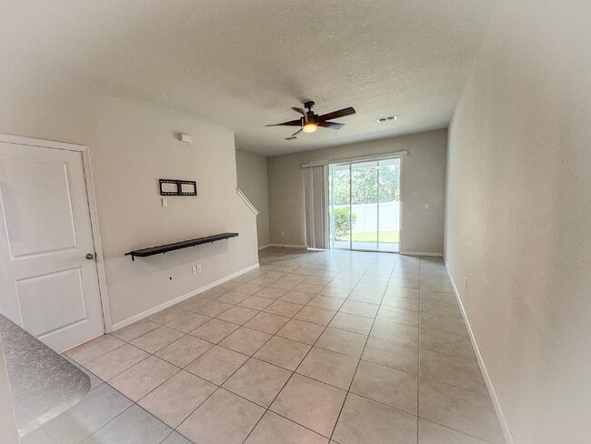 Building Photo - Spacious 3-Bedroom Townhome with garage  i...