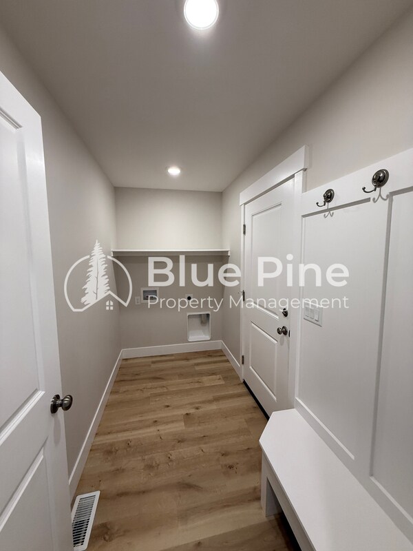 Building Photo - 4335 N Dudley Ave