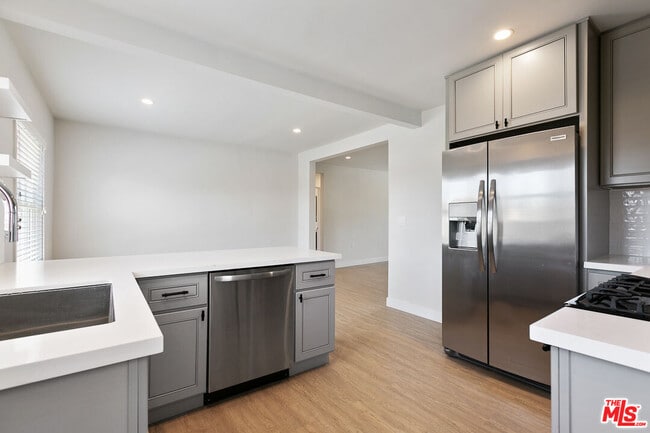 Building Photo - 5454 S San Vicente Blvd
