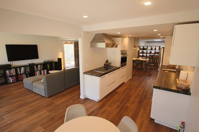 Building Photo - Furnished Recently Renovated Townhome