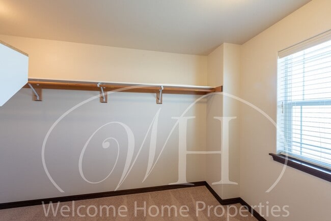 Building Photo - Newer Large Home in Great Neighborhood wit...
