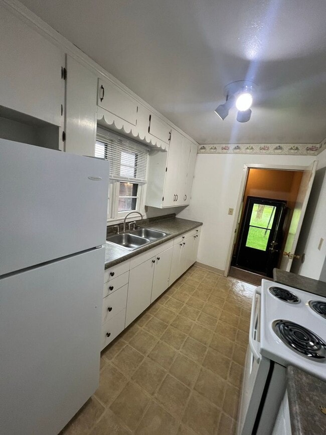 Building Photo - 2 Bedroom 1 Bath Single Family Home Available!