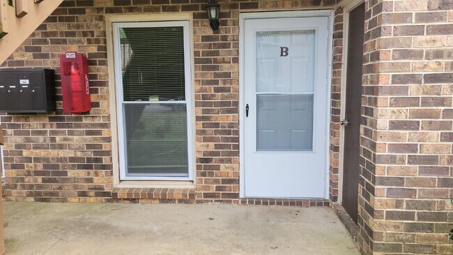 Building Photo - "Charming 2-Bed, 2-Bath Haven in Huntsville – Your Perfect Retreat Awaits!"