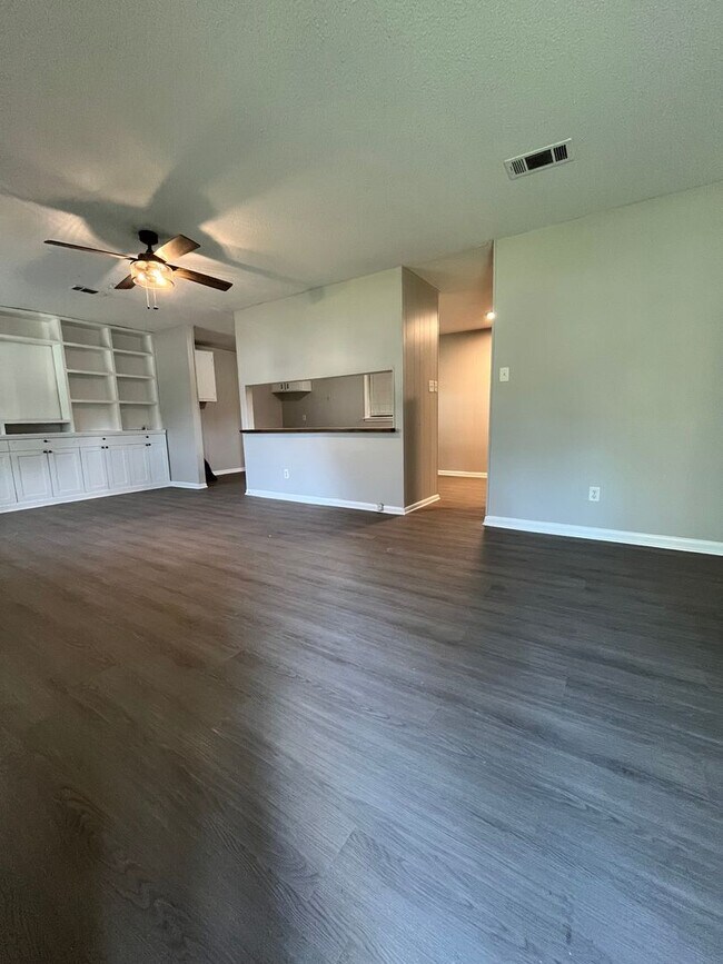 Building Photo - 203 Lynn Ln