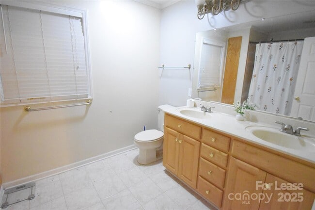 Building Photo - 640 Miramar St NE