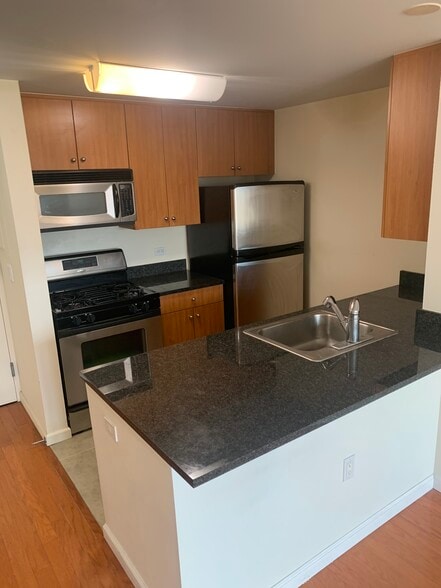 Building Photo - 455 Main St