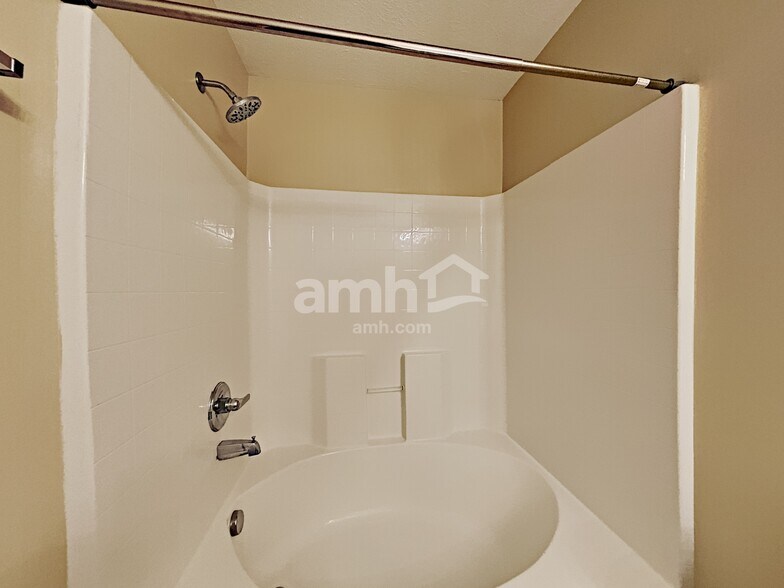 Building Photo - 408 Mossy Oak Trl