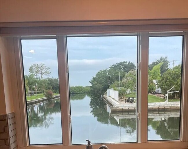 Building Photo - 8771 Bay Pointe Dr