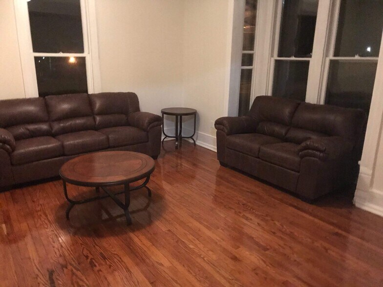 Den with comfy furniture - 526 Monroe St