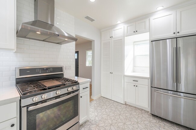 Building Photo - Cozy Home in Culver City!