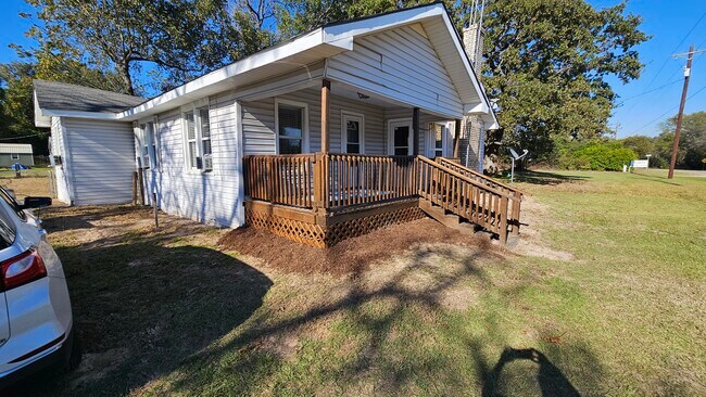 Building Photo - 5051 State Hwy 135 N