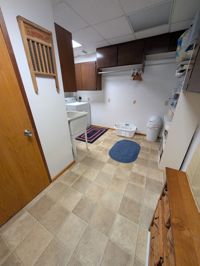 Building Photo - 7312 E Evans Creek Rd