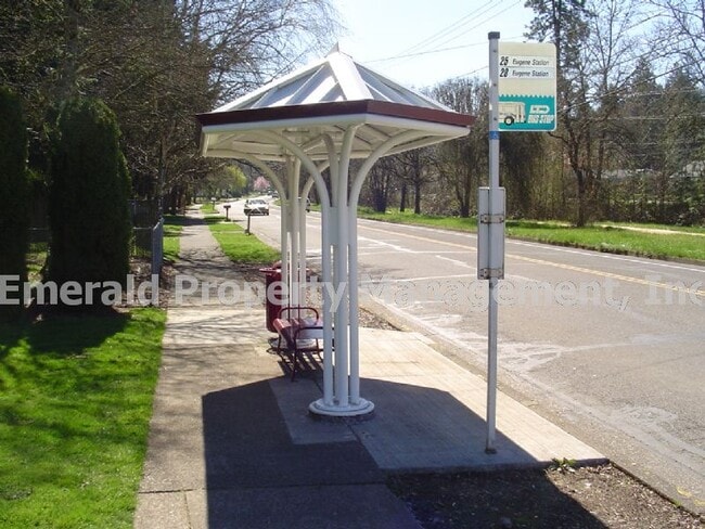 Building Photo - Beautiful Southeast Eugene hillside location  (See new specials!)