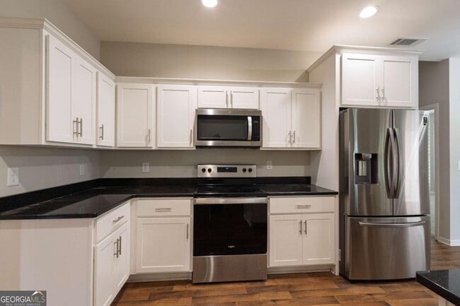 Building Photo - 214 Oakwood Dr