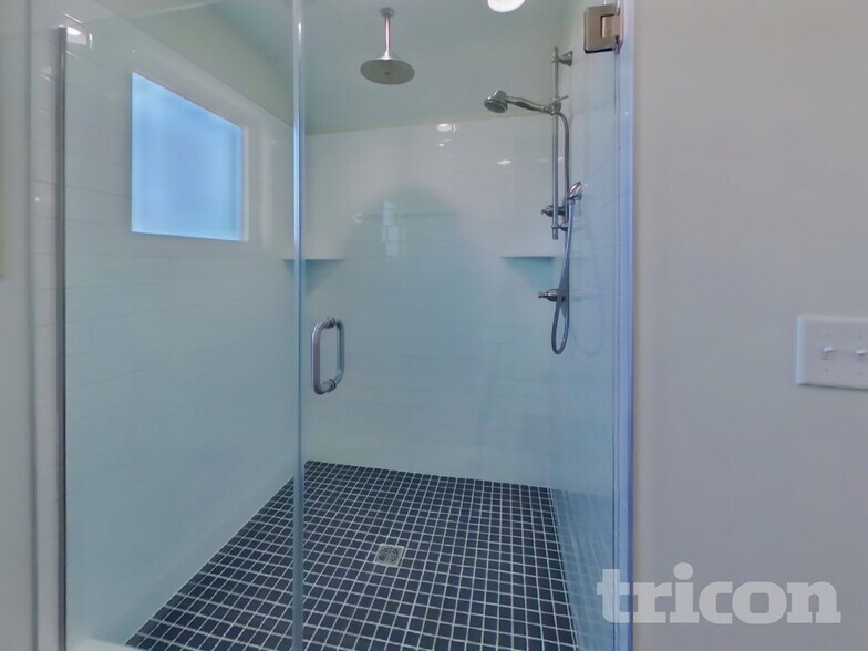 Building Photo - 1224 Hillwood Private Cove