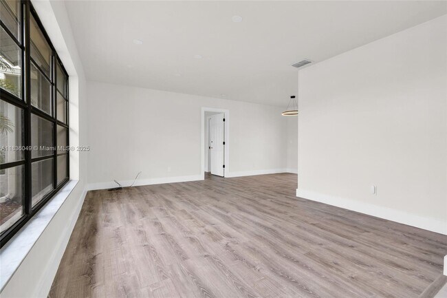 Building Photo - 709 SW 9th Ave