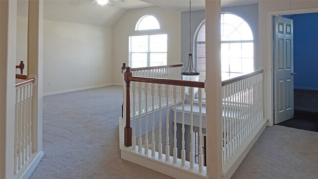 Building Photo - 2202 Drake Falls Dr