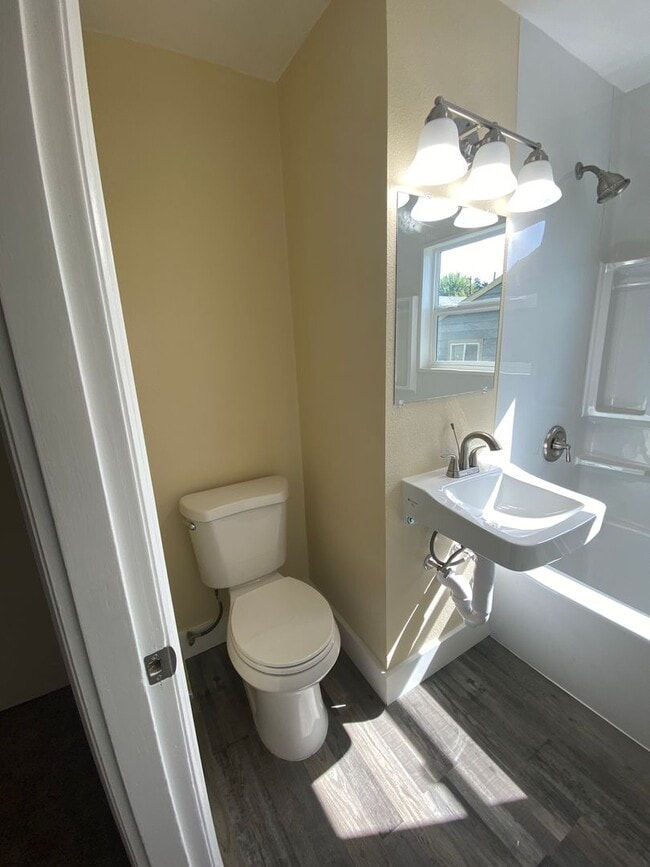 Building Photo - Charming 2 Bedroom 1 bath House! Large Bac...