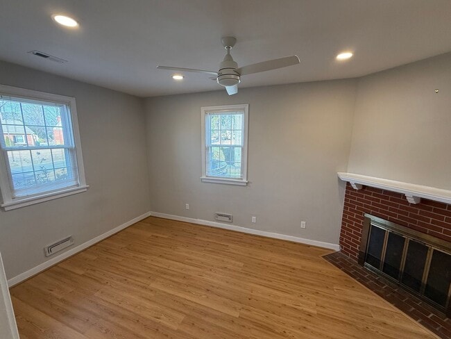 Building Photo - Three Bedroom Two Bath Home in Ridgeview/Parham & Ridge Area. Available in August!