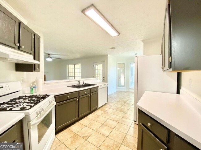 Building Photo - 640 Suwanee Lakes Cir NW