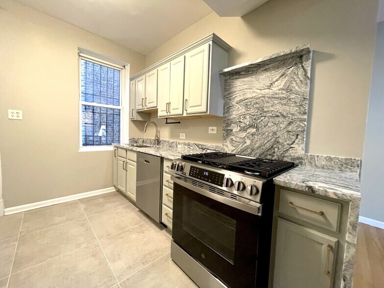 Building Photo - 4324 N Hoyne Ave