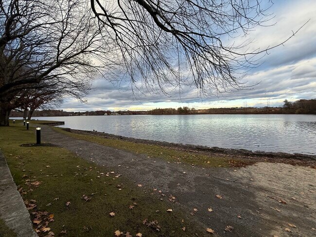 Building Photo - 46 Pointe Rok Dr