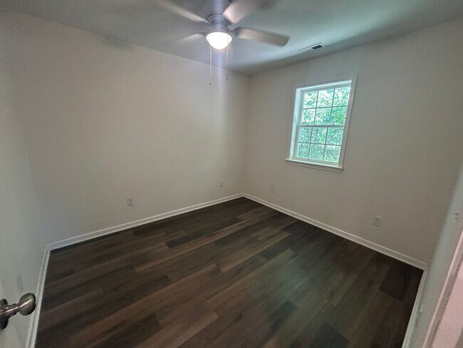 Building Photo - Charming 3 bedroom home located in the heart of Hampstead!