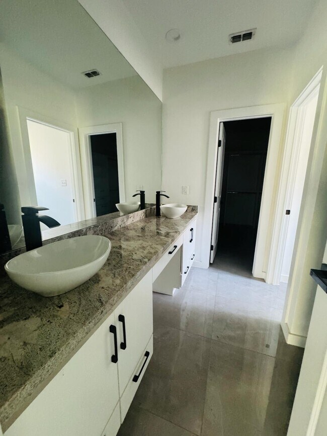 Building Photo - 420 Placido Dr