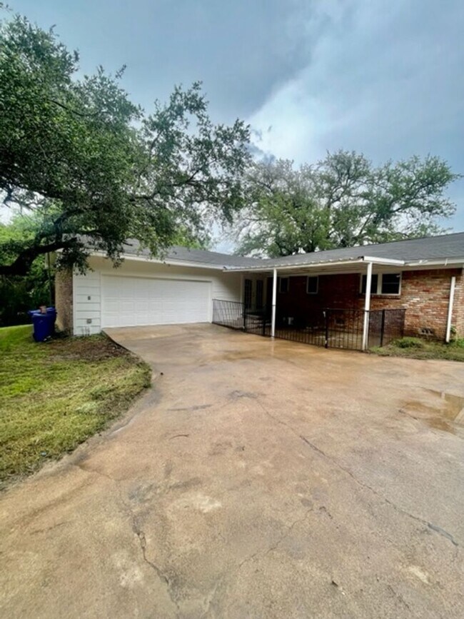 Building Photo - 3310 MacArthur Dr