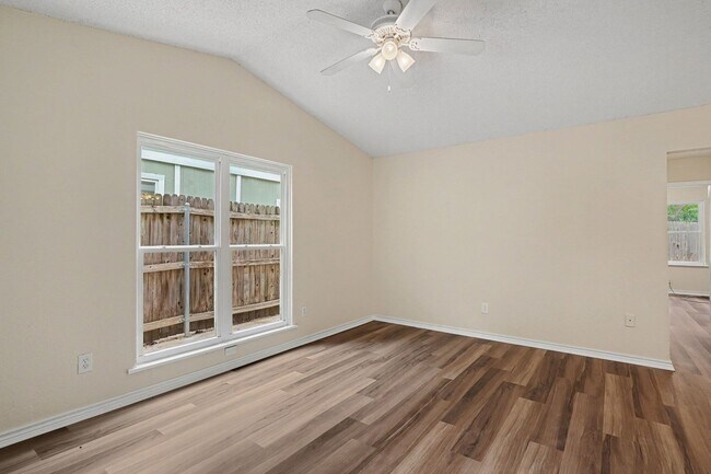 Building Photo - Charming 2-bedroom, 1-bath home in a convenient Fort Worth location!