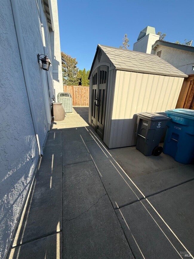 Building Photo - 503 Lupine Cir