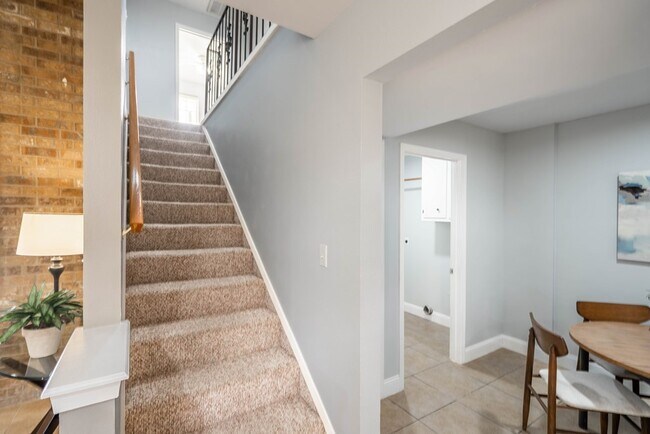 Building Photo - 216 E 91st St
