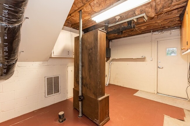 Building Photo - Beautiful Large Home in the Heart of Raleigh!