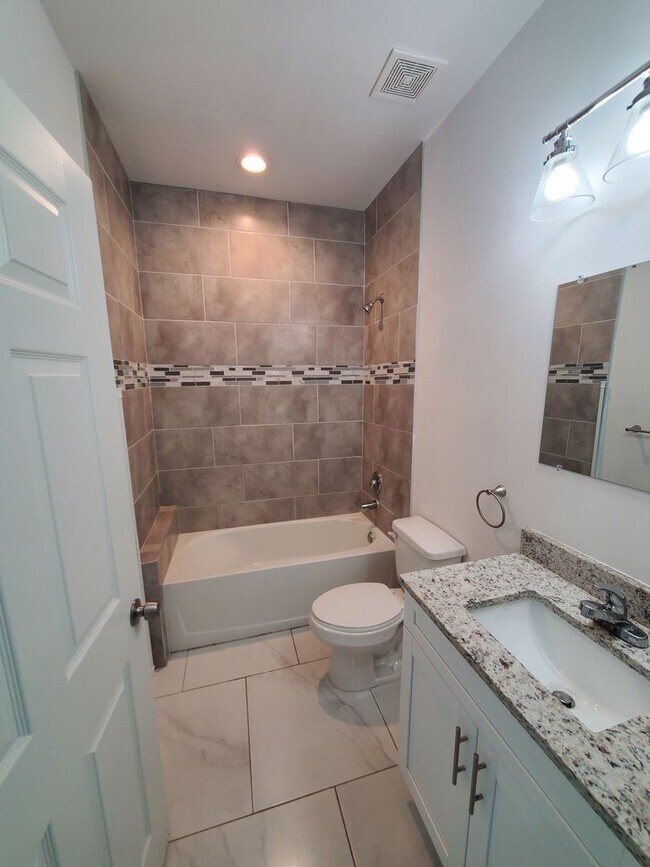 Building Photo - MOVE IN READY-3/2/1-PUNTA GORDA, FL