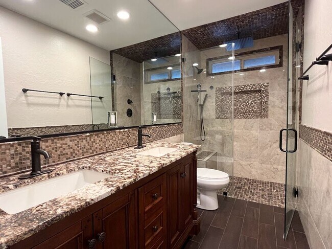 Building Photo - Elegant North Glendale Retreat with Premium Upgrades